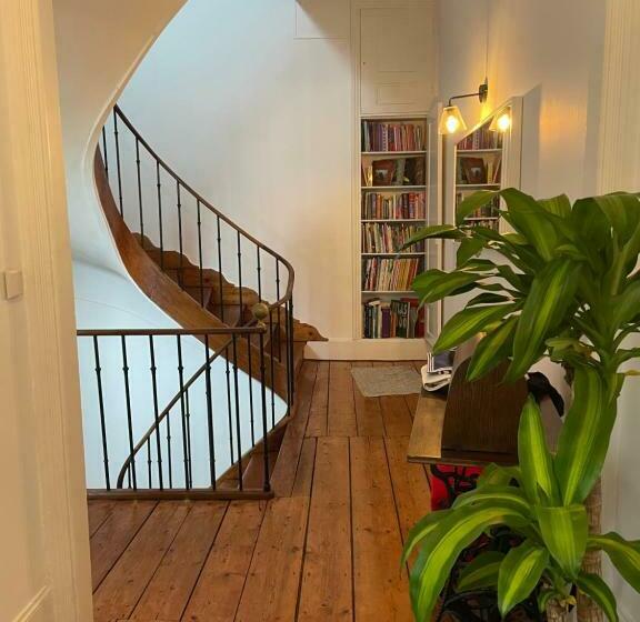 تختخواب و صبحانه La Main à La Pâte