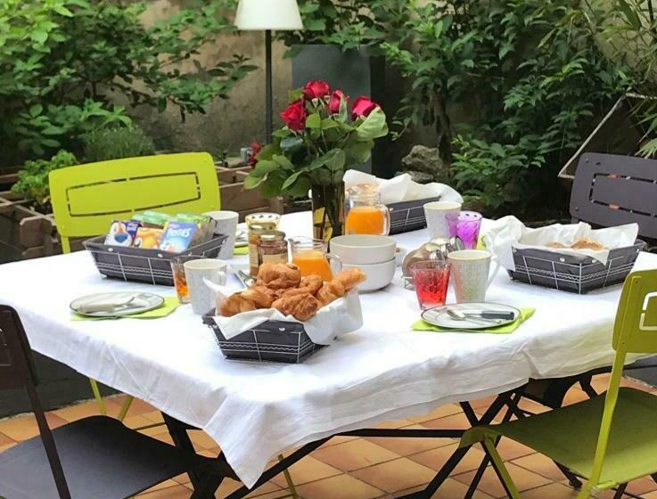 تختخواب و صبحانه La Main à La Pâte