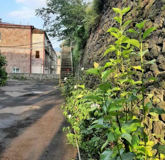 مبيت وإفطار Lalvar