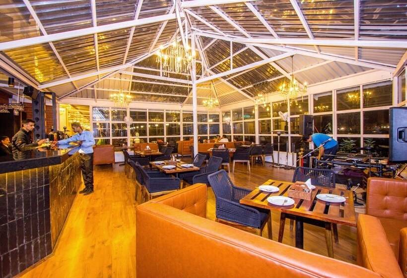 فندق Paradisethe White House Cafe