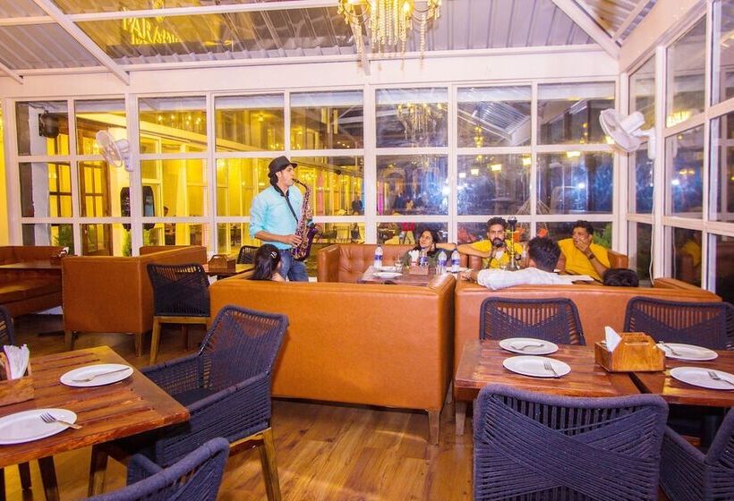 فندق Paradisethe White House Cafe