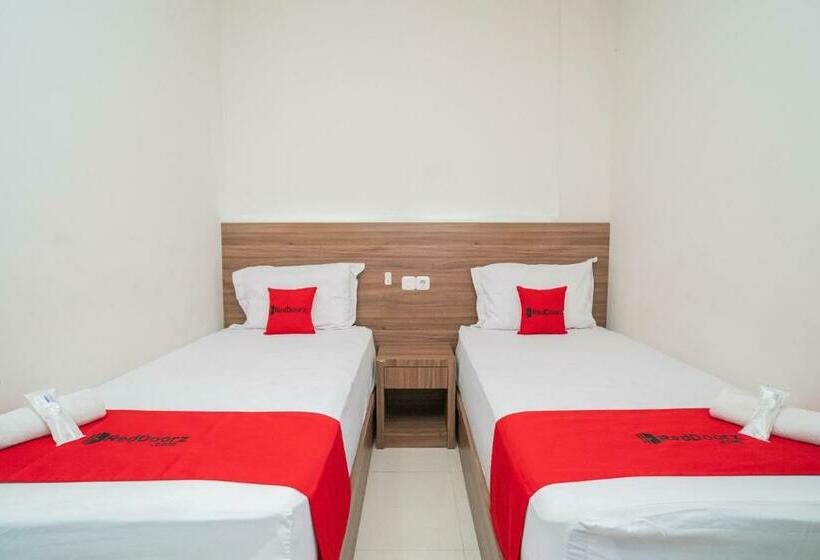 Hotel Reddoorz Plus @ Jalan Pemuda Timur Bojonegoro