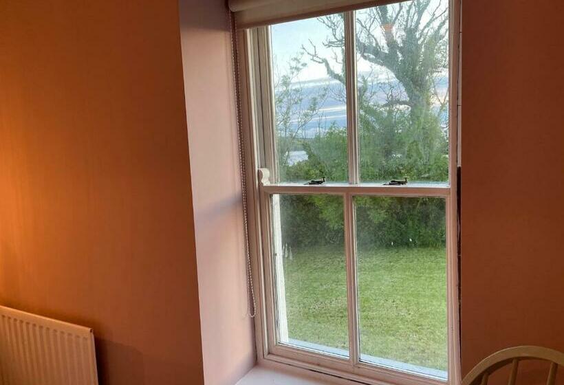 צימר Lakeside Lodge