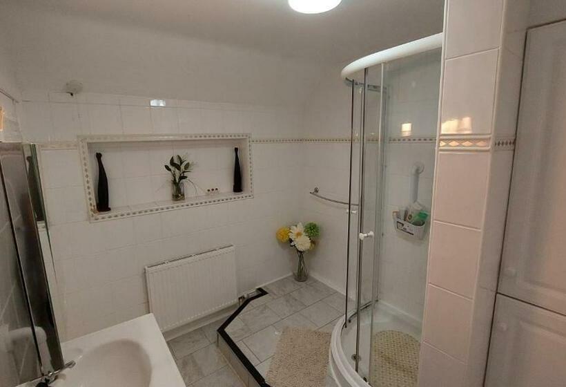 مبيت وإفطار Tennyson Lodge