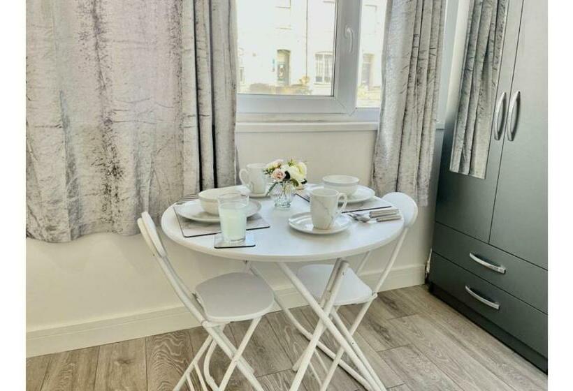 Cardiff City Centre Apartment  Penarth Road