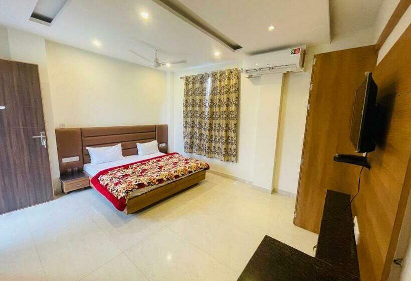 Отель The Maple Farms And