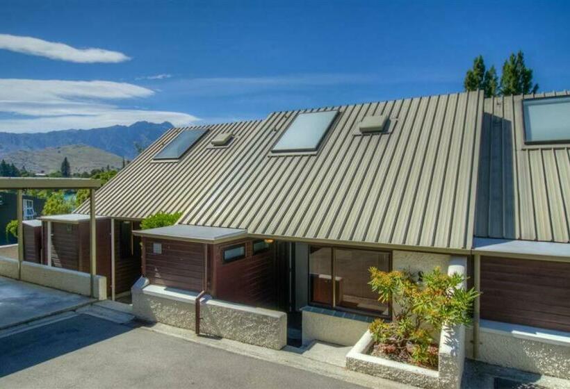 Lodges 10   Short Walk To Town