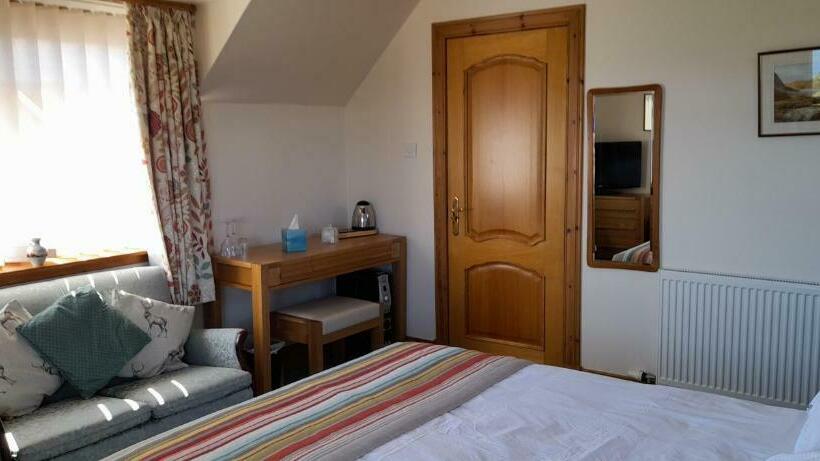 פנסיון Caisteal Liath House