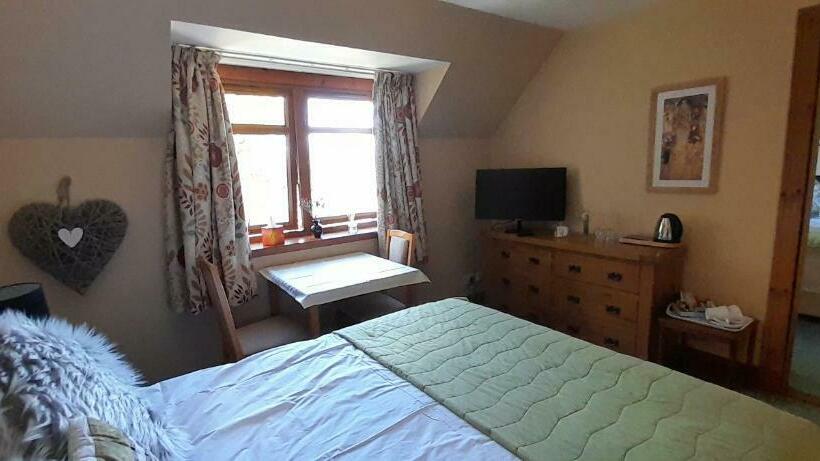 פנסיון Caisteal Liath House