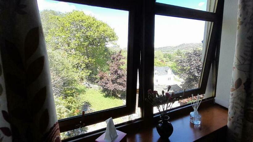 פנסיון Caisteal Liath House