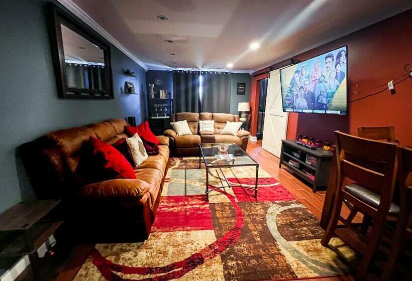 Perfect Dtwn 2 Bed Condo With Cali King Bed And Gym