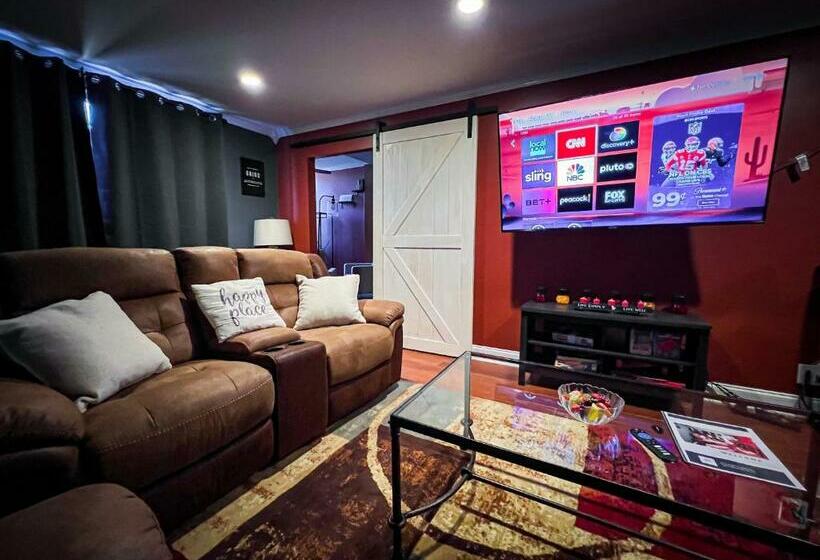 Perfect Dtwn 2 Bed Condo With Cali King Bed And Gym