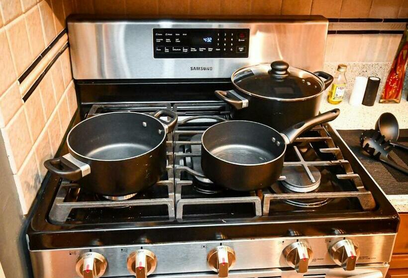 Perfect Dtwn 2 Bed Condo With Cali King Bed And Gym