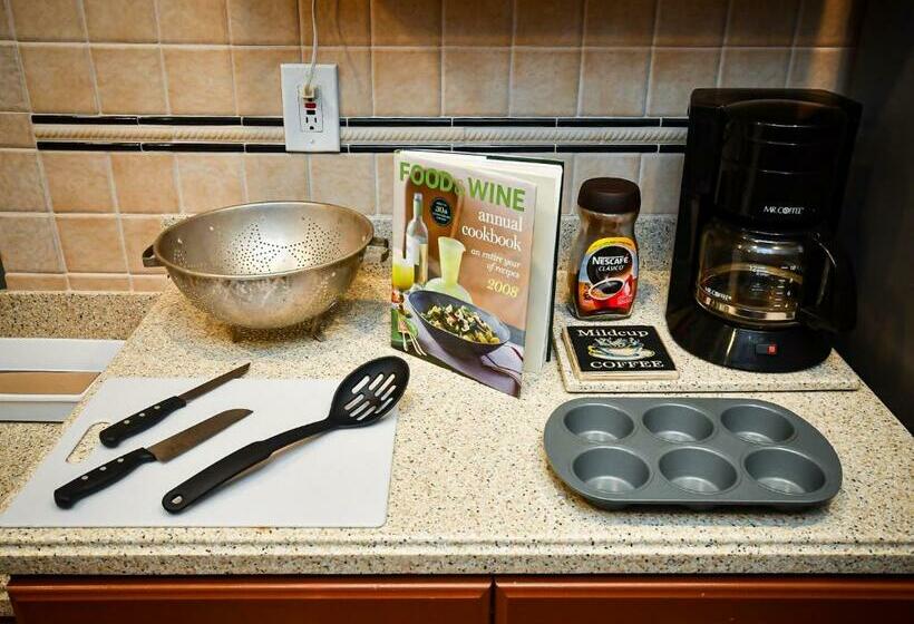 Perfect Dtwn 2 Bed Condo With Cali King Bed And Gym