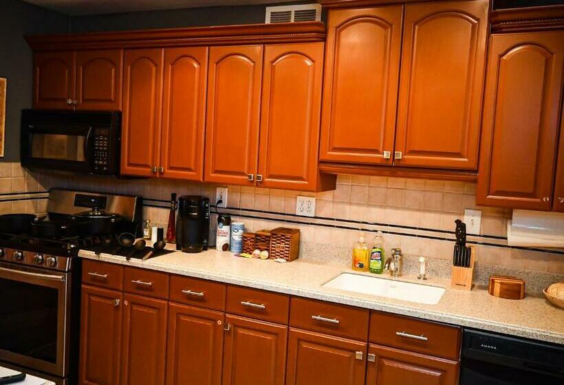 Perfect Dtwn 2 Bed Condo With Cali King Bed And Gym