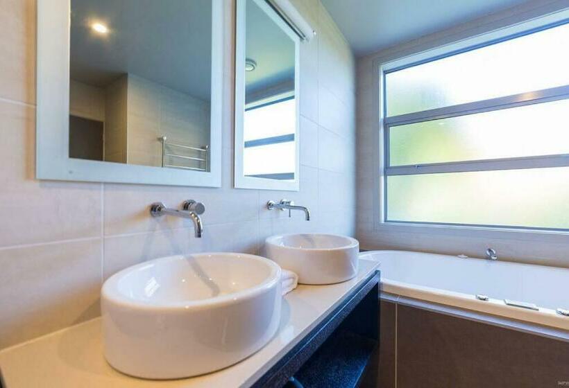 South View   Central With Stunning Views