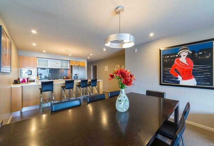 South View   Central With Stunning Views