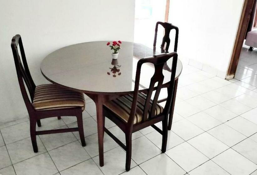 ホテル Express O 91293 House