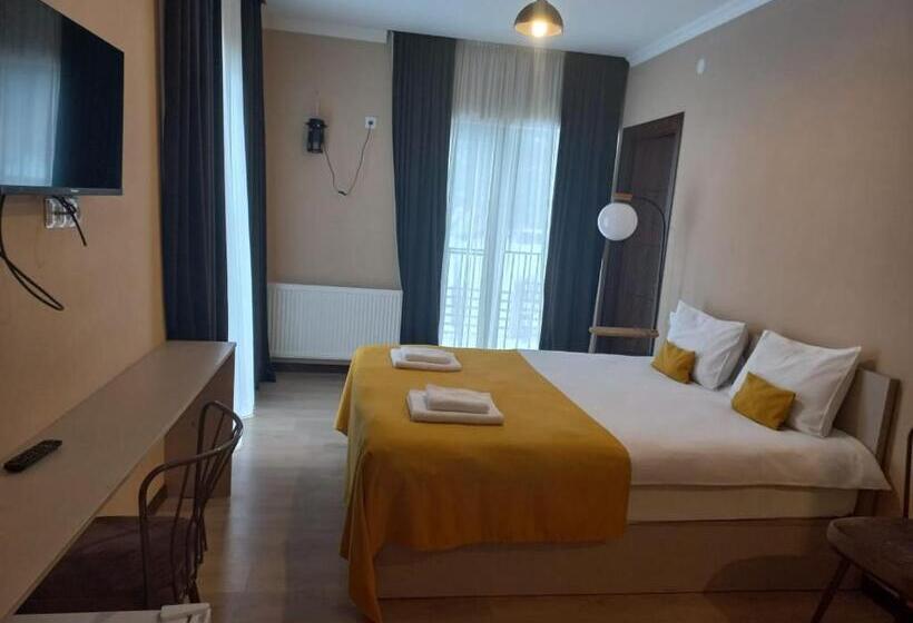 هتل Holiday Borjomi