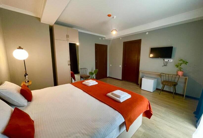 هتل Holiday Borjomi