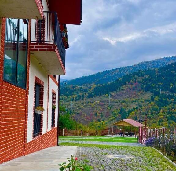 هتل Holiday Borjomi