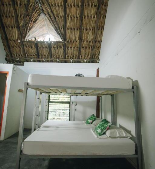 ホテル Makenke Hostel By Los Colores Ecoparque