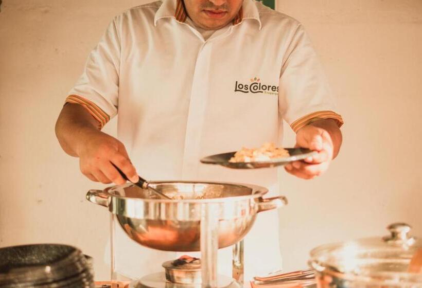 ホテル Makenke Hostel By Los Colores Ecoparque