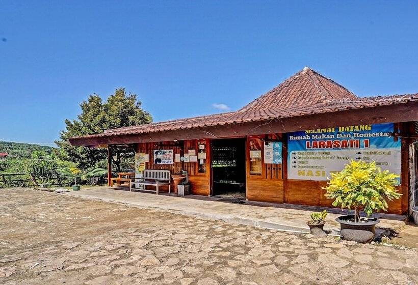 בית מלון כפרי Oyo 91201 Larasati Homestay Pantai Klayar