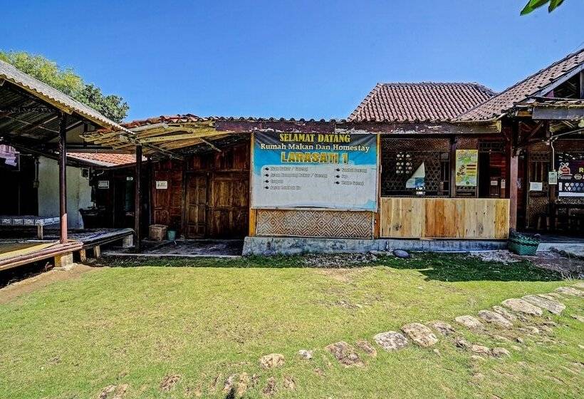 בית מלון כפרי Oyo 91201 Larasati Homestay Pantai Klayar