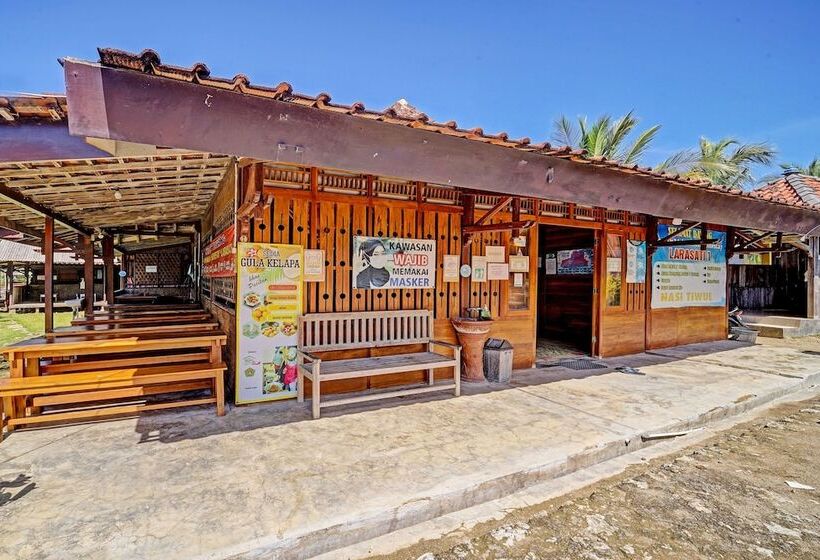 בית מלון כפרי Oyo 91201 Larasati Homestay Pantai Klayar