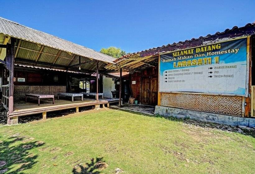 בית מלון כפרי Oyo 91201 Larasati Homestay Pantai Klayar