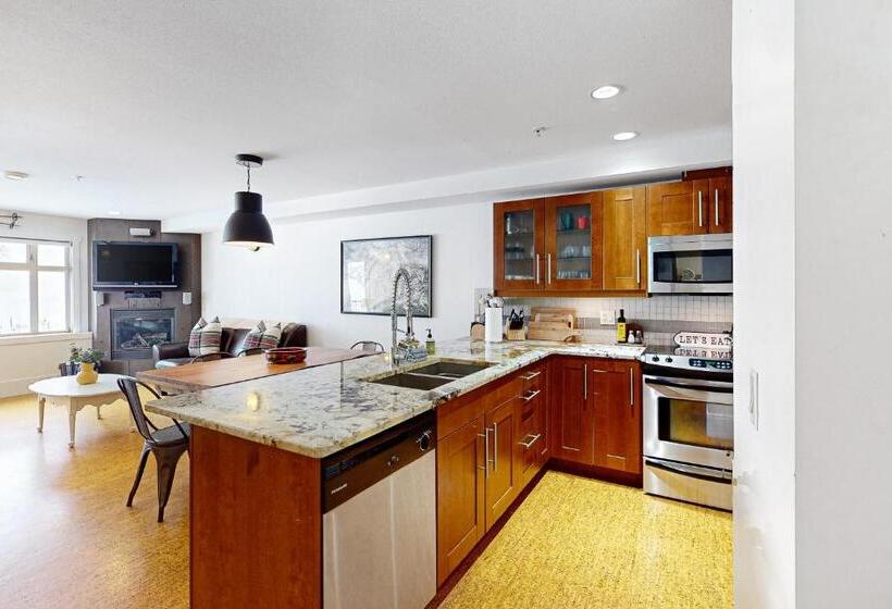 Отель Raven 101