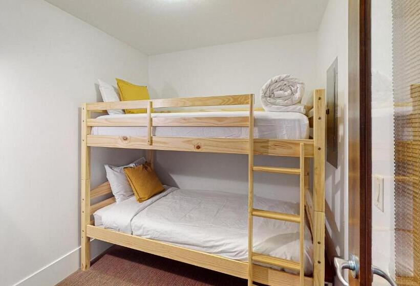 Отель Raven 101