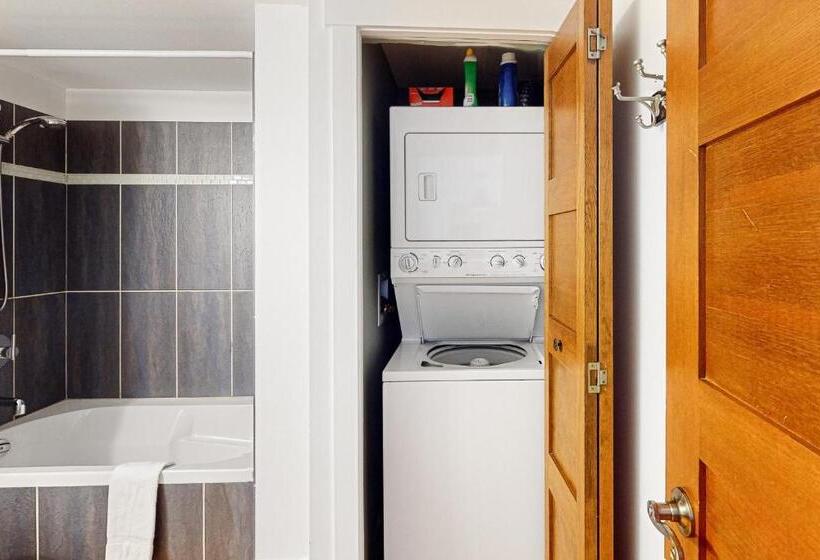 Отель Raven 101