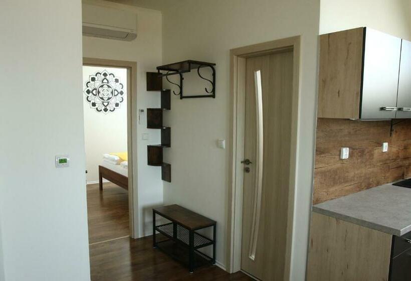 פנסיון Palavia Apartments