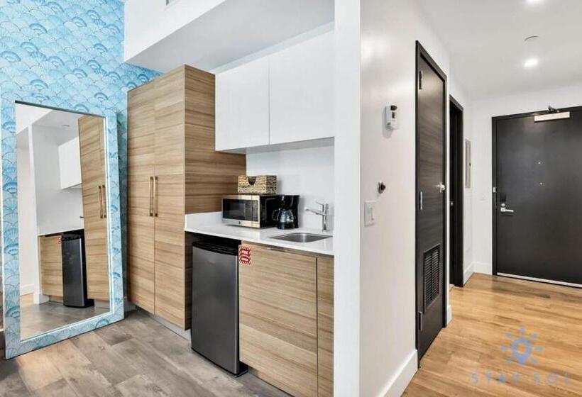 Общежитие Best Stay   Rooftop Pool & Hot Tub   Hollywood Beach