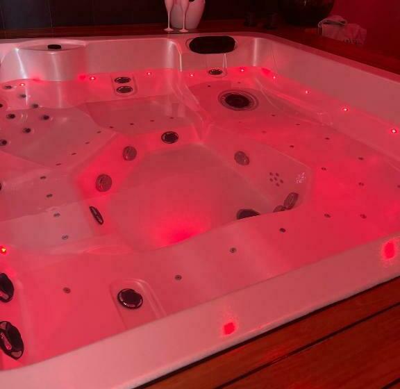 مبيت وإفطار Suite 785 Chambre Loveroom Jacuzzi Sauna Cave