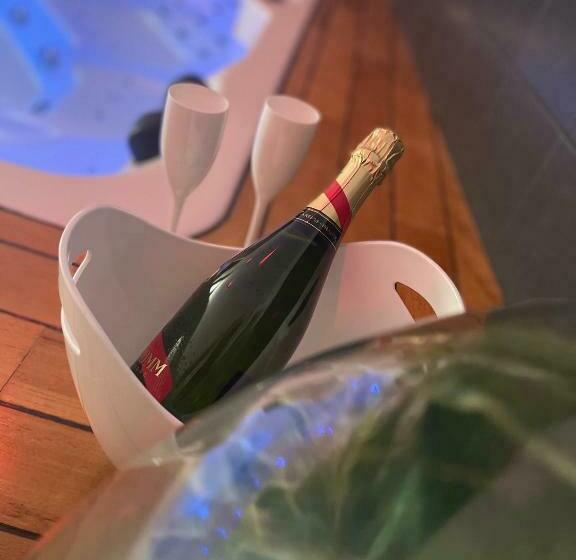 مبيت وإفطار Suite 785 Chambre Loveroom Jacuzzi Sauna Cave