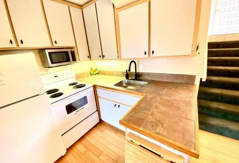 Black Sands Beach Condo With Full Kitchen