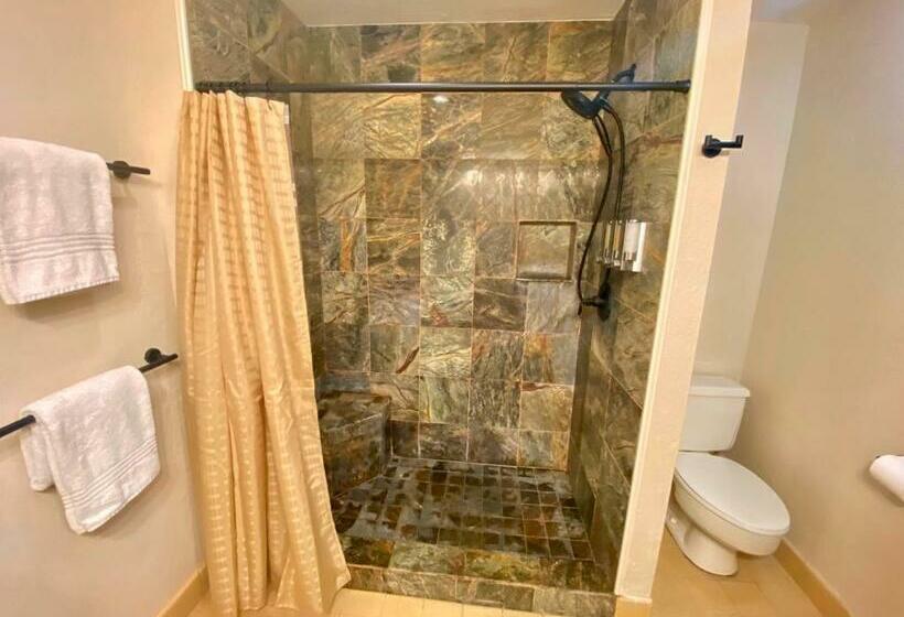 Black Sands Beach Condo With Full Kitchen