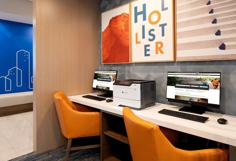 호텔 Holiday Inn Express & Suites   Hollister, An Ihg