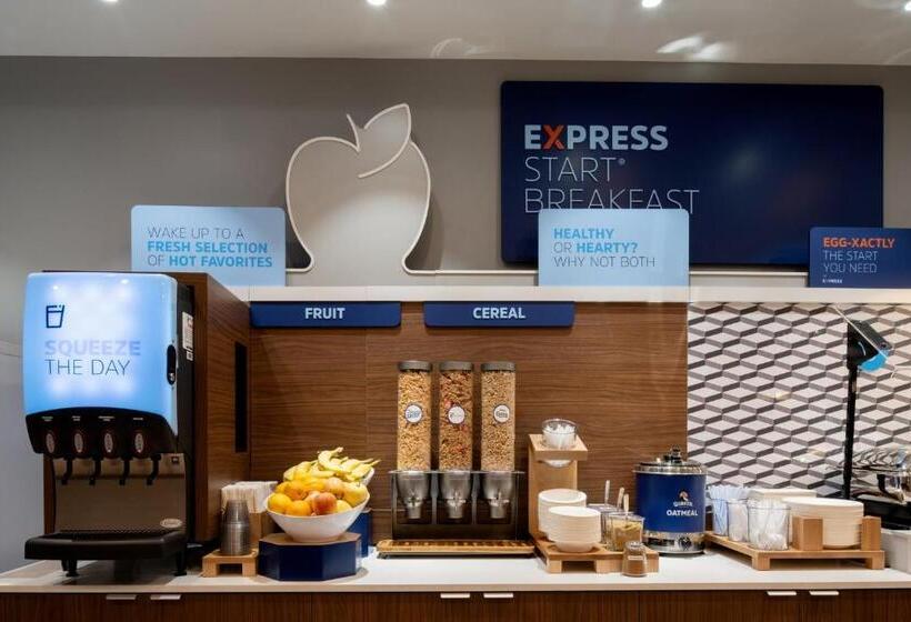 호텔 Holiday Inn Express & Suites   Hollister, An Ihg