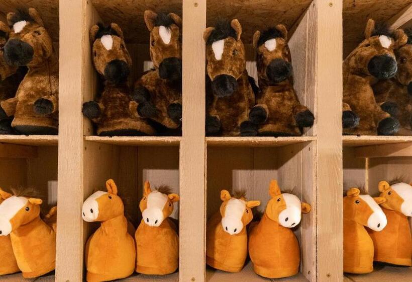 فندق Nicura Ranch Inn & Stables