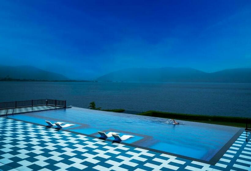 호텔 Zana  Lakeview Resort   Most Scenic Lakeside Resort