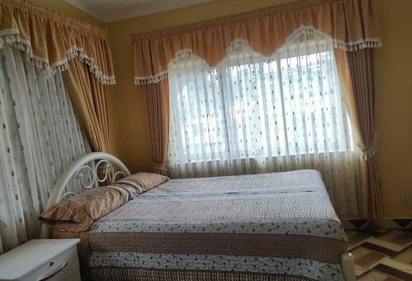 پانسیون Hostal Flores