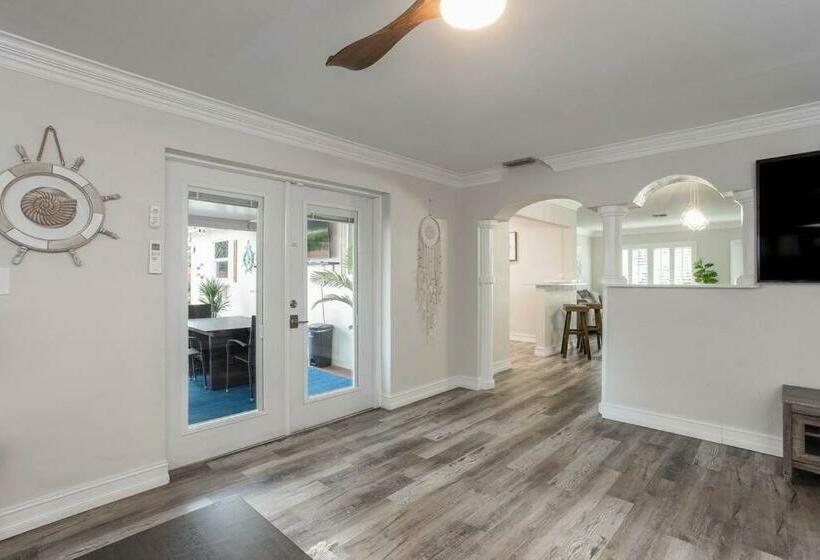 Beautiful Pompano Beach Retreat! Salt Water Pool!