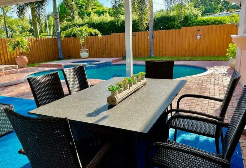 Beautiful Pompano Beach Retreat! Salt Water Pool!