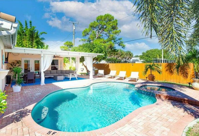 Beautiful Pompano Beach Retreat! Salt Water Pool!