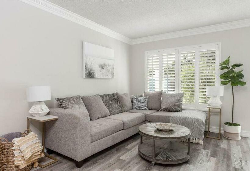 Beautiful Pompano Beach Retreat! Salt Water Pool!