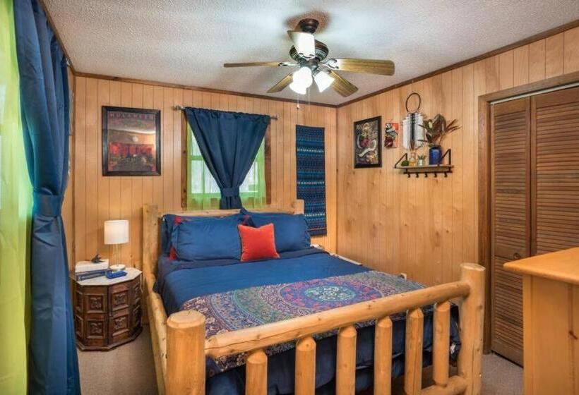 Caribou Pines 2 Bedroom Cabin With Hot Tub